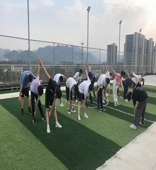晨练的师生们